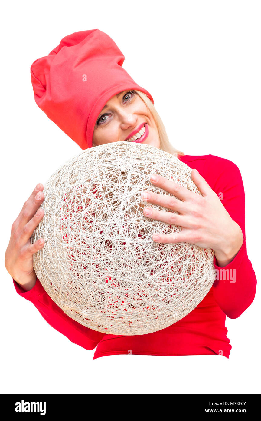 Red Hat und Kleid lächelnde blonde Frau umarmt riesigen weissen Korbmöbeln Kugel ausgeschnitten Portrait auf weißem Hintergrund. Stockfoto