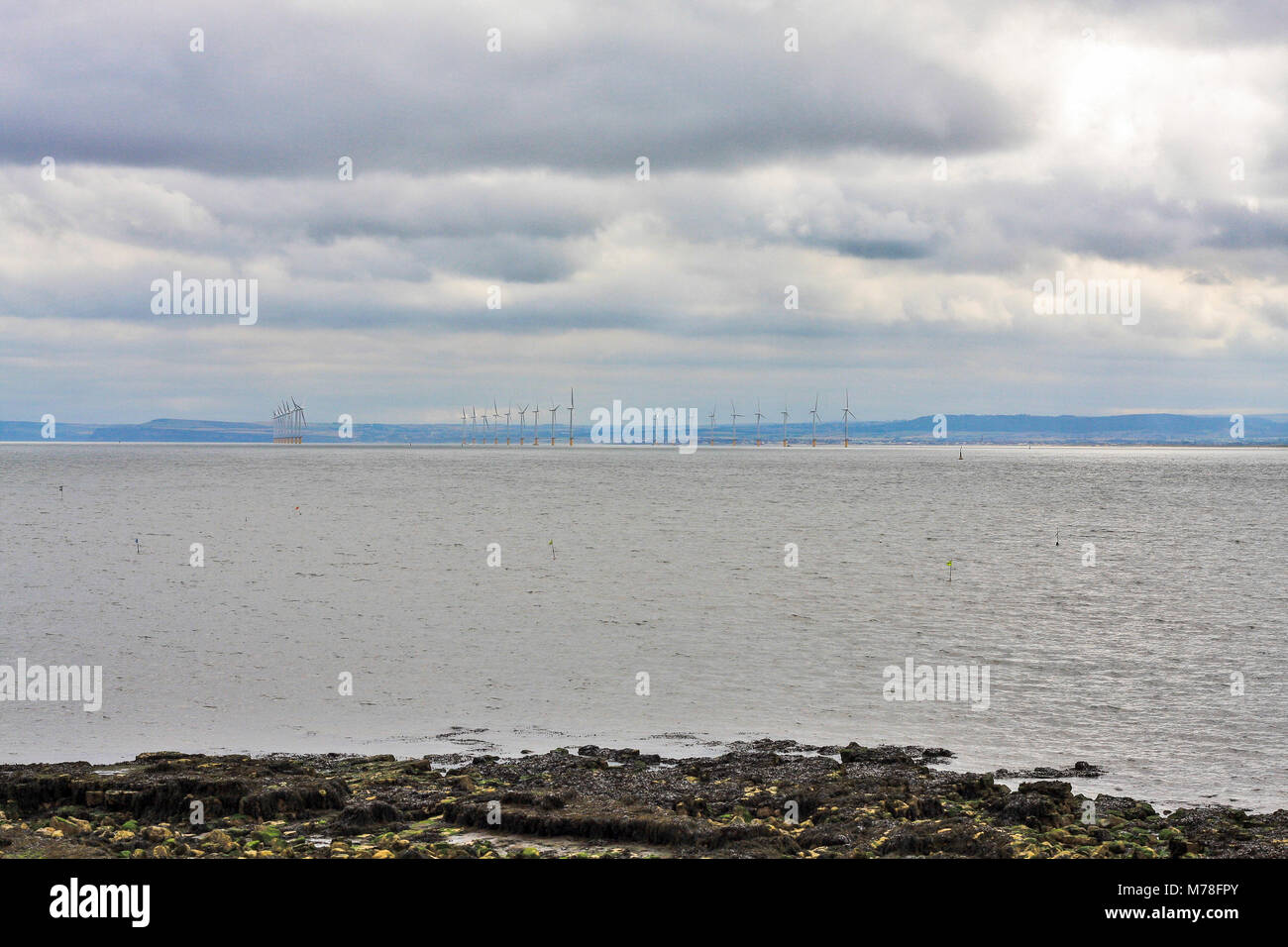 Das Meer, Windenergieanlagen und Küstenlinie bei Hartlepool, England, Großbritannien Stockfoto