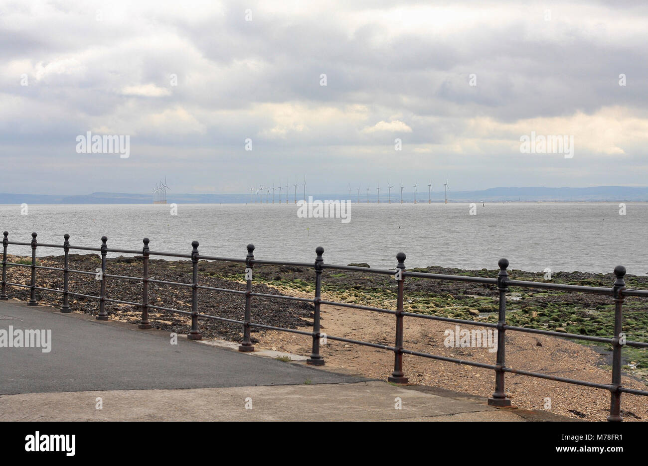 Das Meer, Windenergieanlagen und Küstenlinie bei Hartlepool, England, Großbritannien Stockfoto