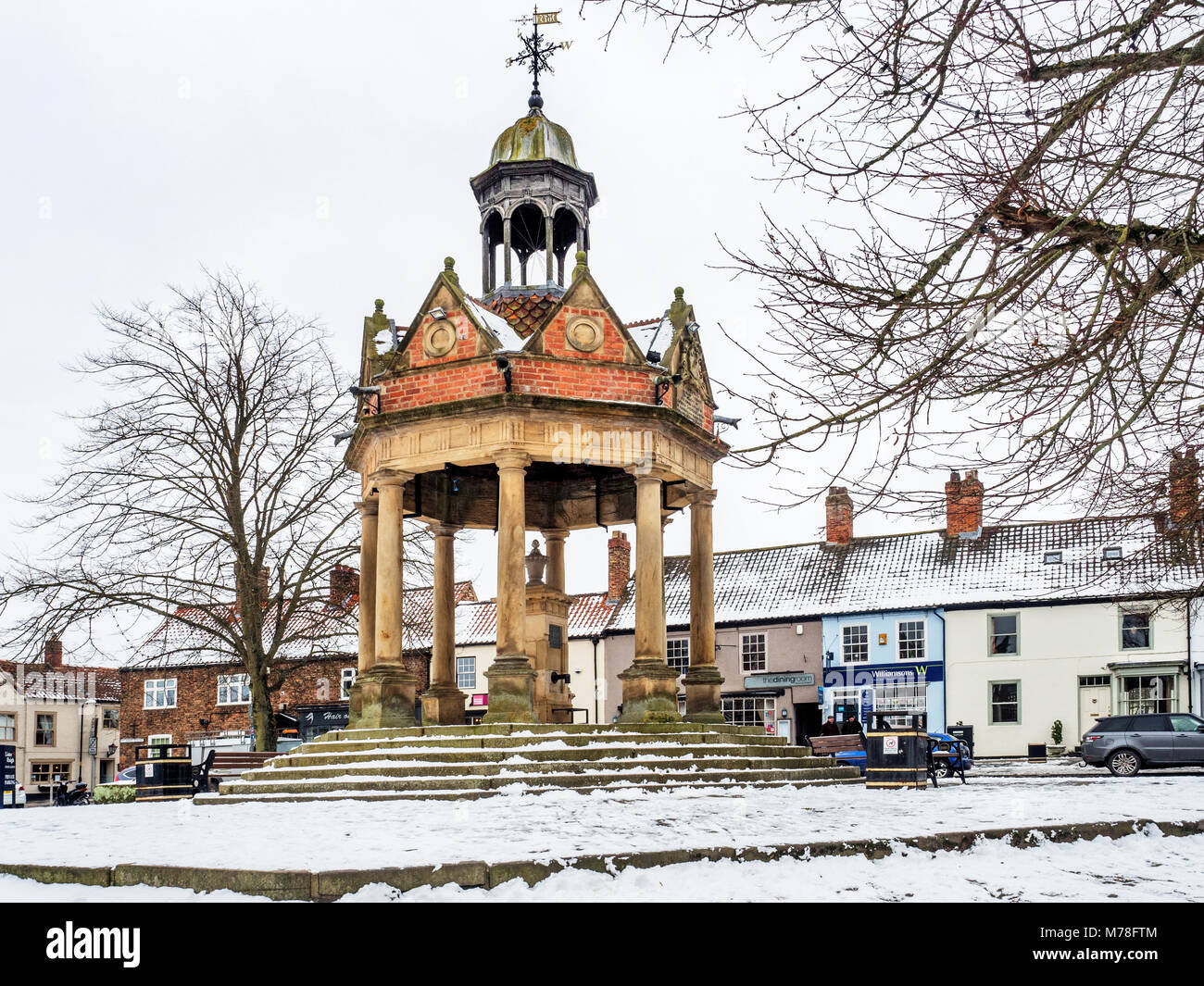 Schnee rund um den Springbrunnen im St James Square Derby North Yorkshire England Stockfoto