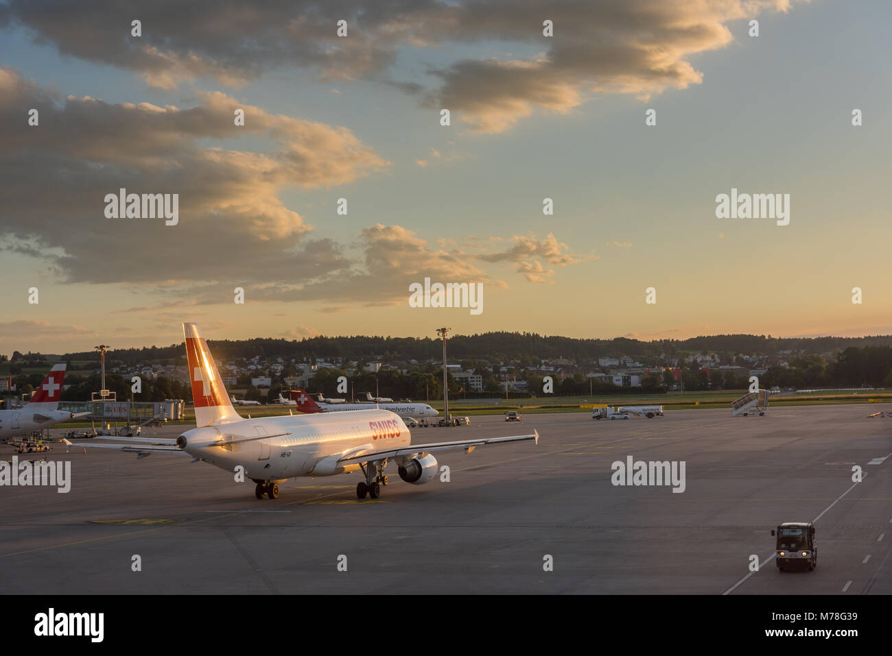 Flugzeug Abflug am Flughafen Zürich bei Sonnenuntergang Stockfotografie -  Alamy