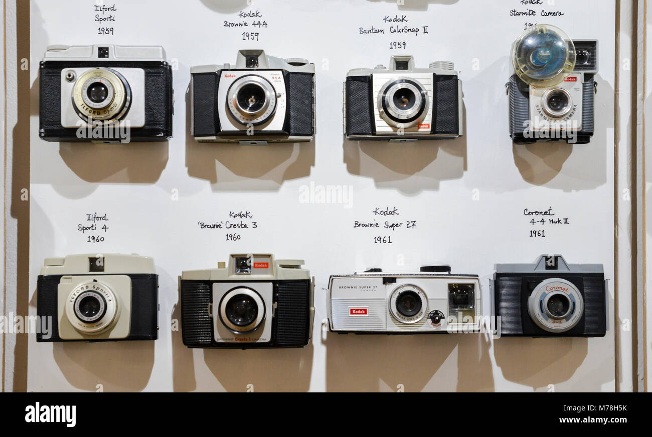 London, Großbritannien - Mar 6, 2018: Vintage film Kameras an der Wand in chronologischer Reihenfolge, beginnend von 1959 bis 1961 zeigen die technologische Evolution gefüttert Stockfoto