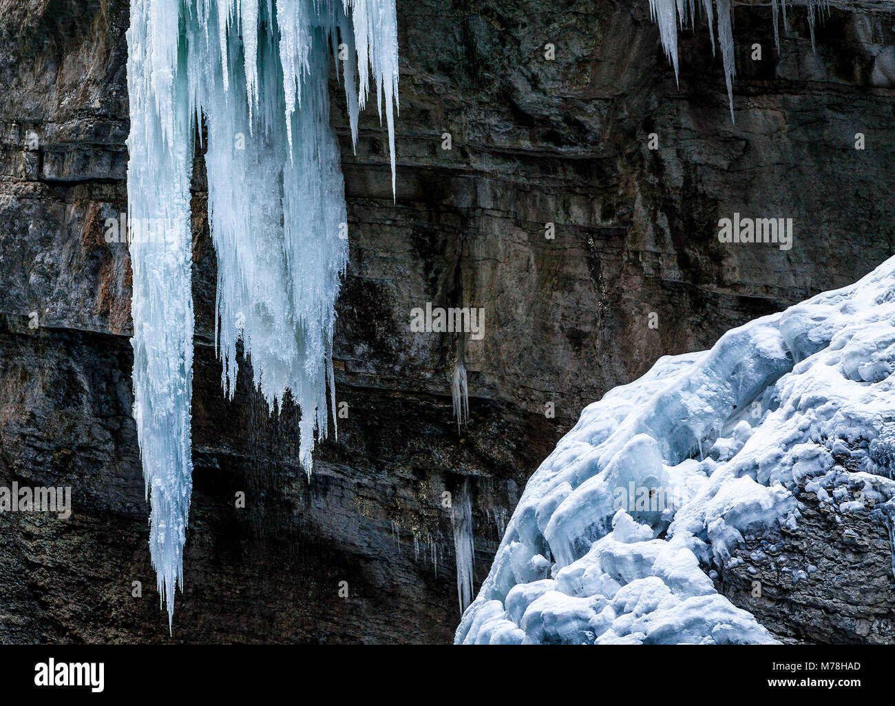 Eis fallen und Eiszapfen in die Partnachklamm, Bayern, Deutschland Stockfoto