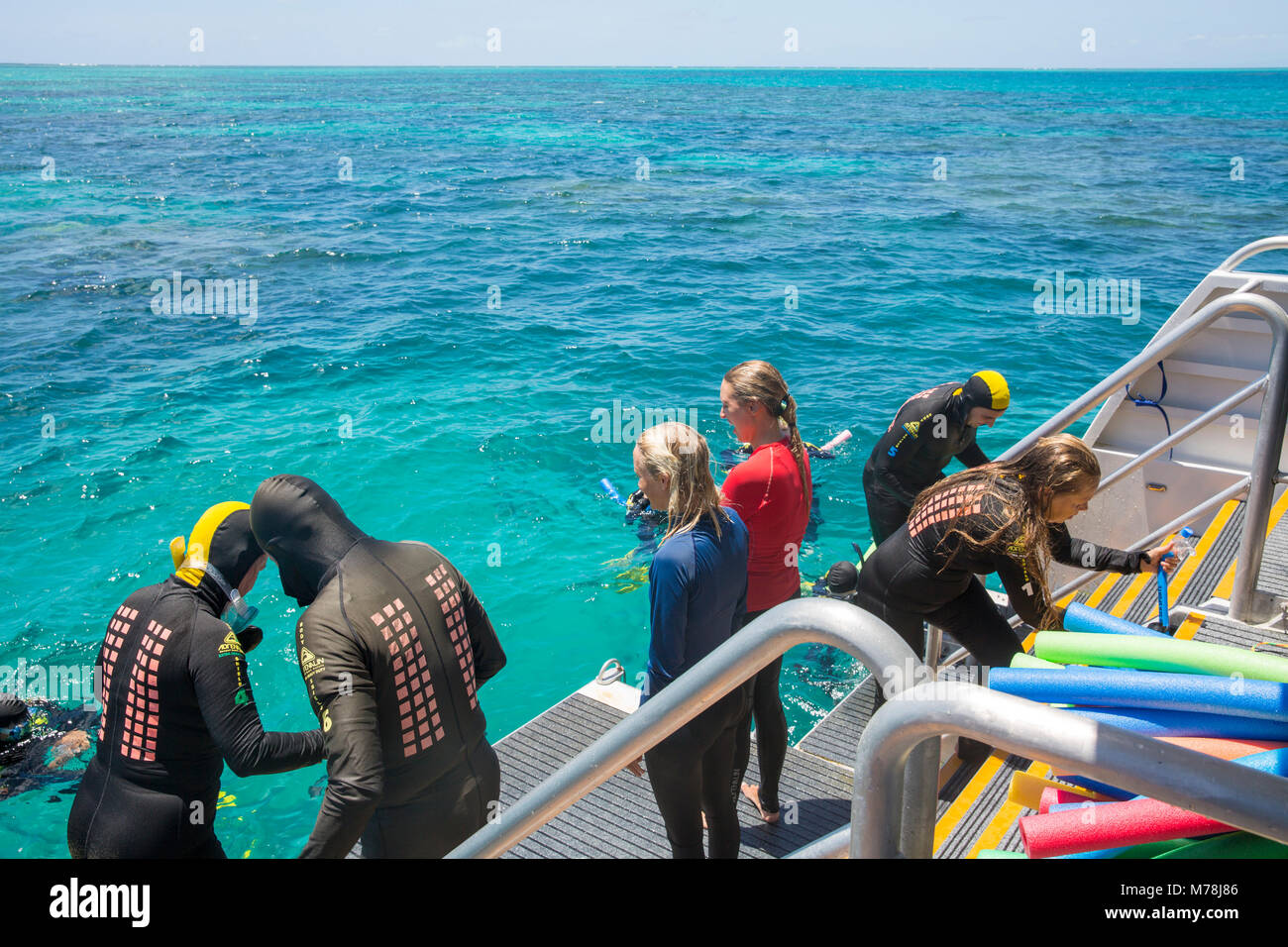 Touristen zum Great Barrier Reef zum Schnorcheln und Tauchen am Riff vorbereiten, Far North Queensland, Australien Stockfoto