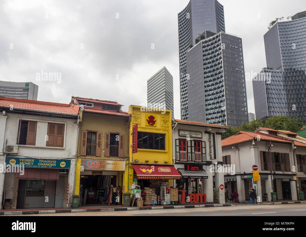 Kampf der architektonischen Stilen, die traditionellen Shophouses auf der North Bridge Road und moderne DUO Türme in Rochor, Singapur. Stockfoto