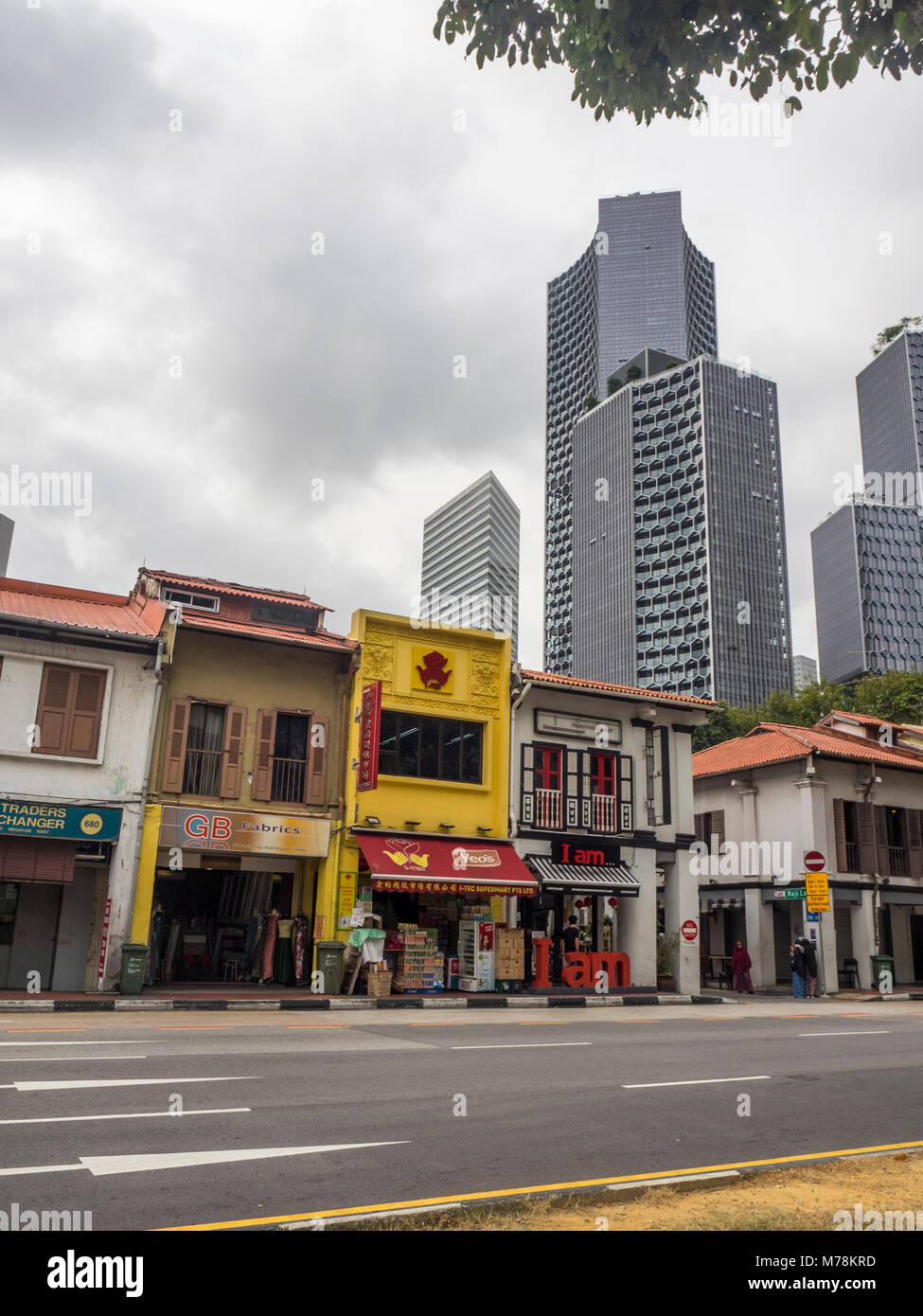 Kampf der architektonischen Stilen, die traditionellen Shophouses auf der North Bridge Road und moderne DUO Türme in Rochor, Singapur. Stockfoto