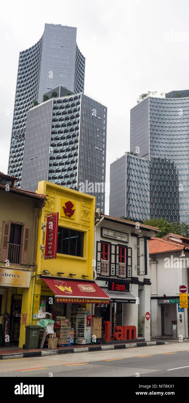 Kampf der architektonischen Stilen, die traditionellen Shophouses auf der North Bridge Road und moderne DUO Türme in Rochor, Singapur. Stockfoto