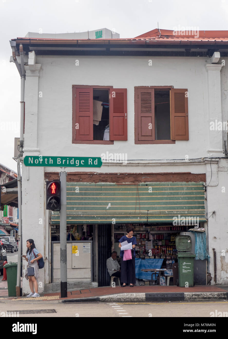 Ein traditionelles shophouse auf der North Bridge Road, Singapur. Stockfoto