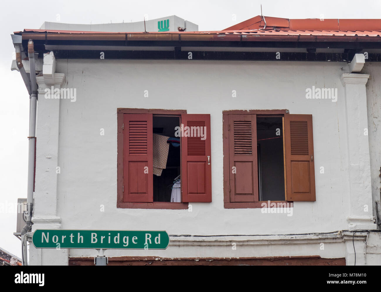 Fenster Fensterläden der oberen Geschichte einer traditionellen shophouse auf der North Bridge Rd, Singapur. Stockfoto