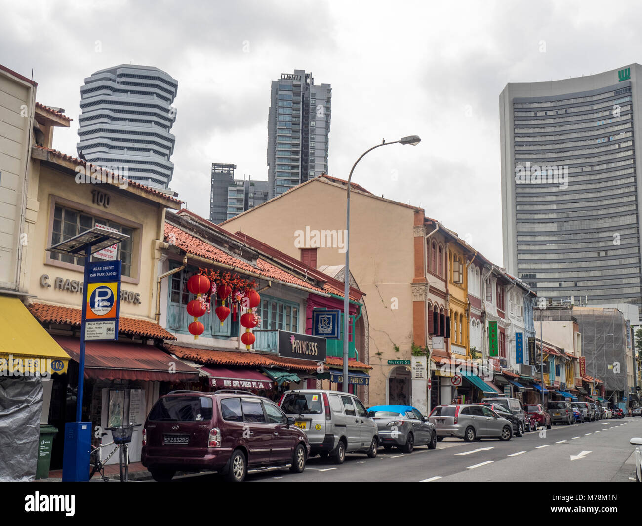 Kampf der architektonischen Stilen, die traditionellen Shophouses auf der Arabischen Straße, und die moderne Türme in Rochor, Singapur. Stockfoto