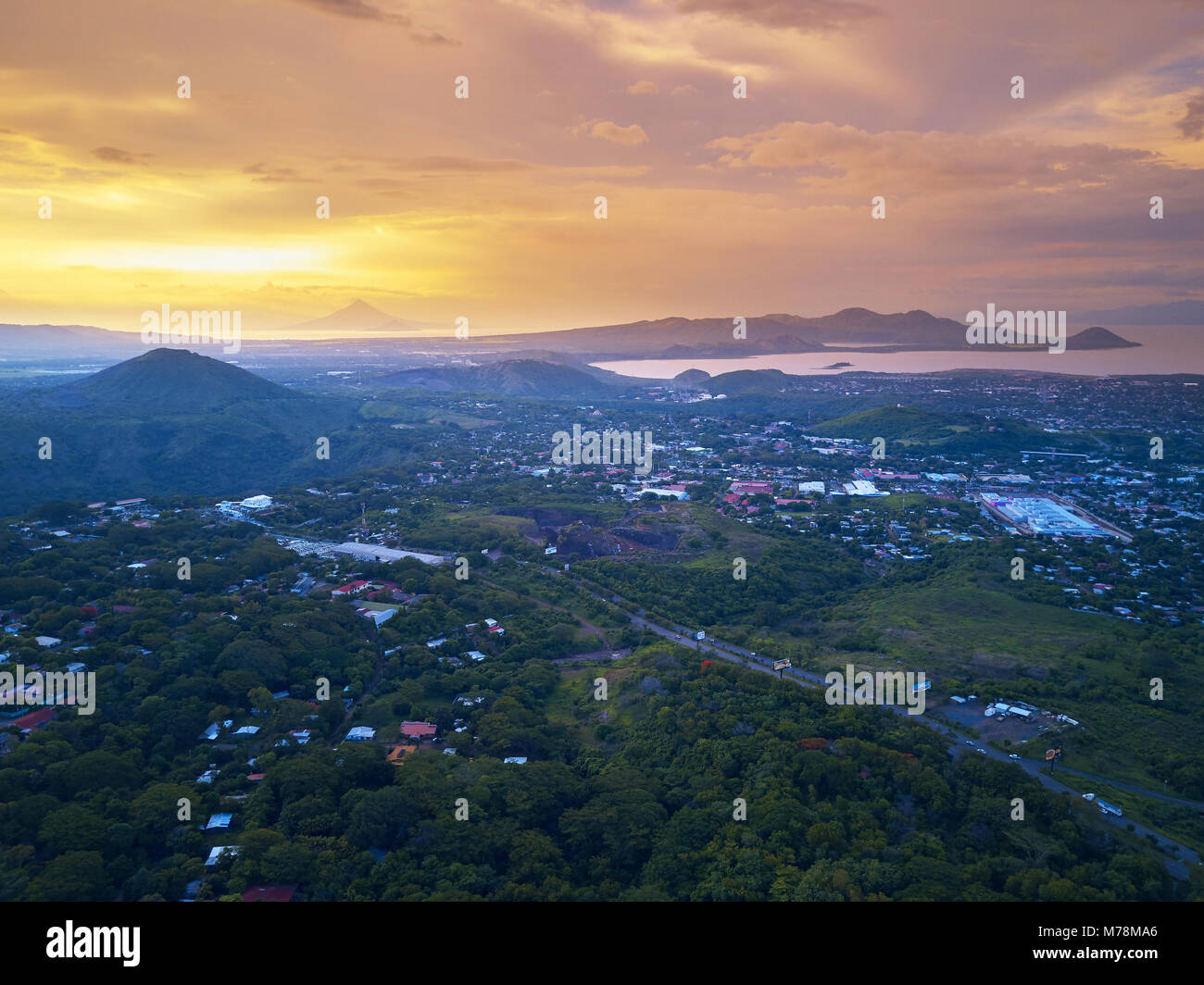 Sonnenuntergang Himmel über Managua Stadt Antenne Panorama Stockfoto