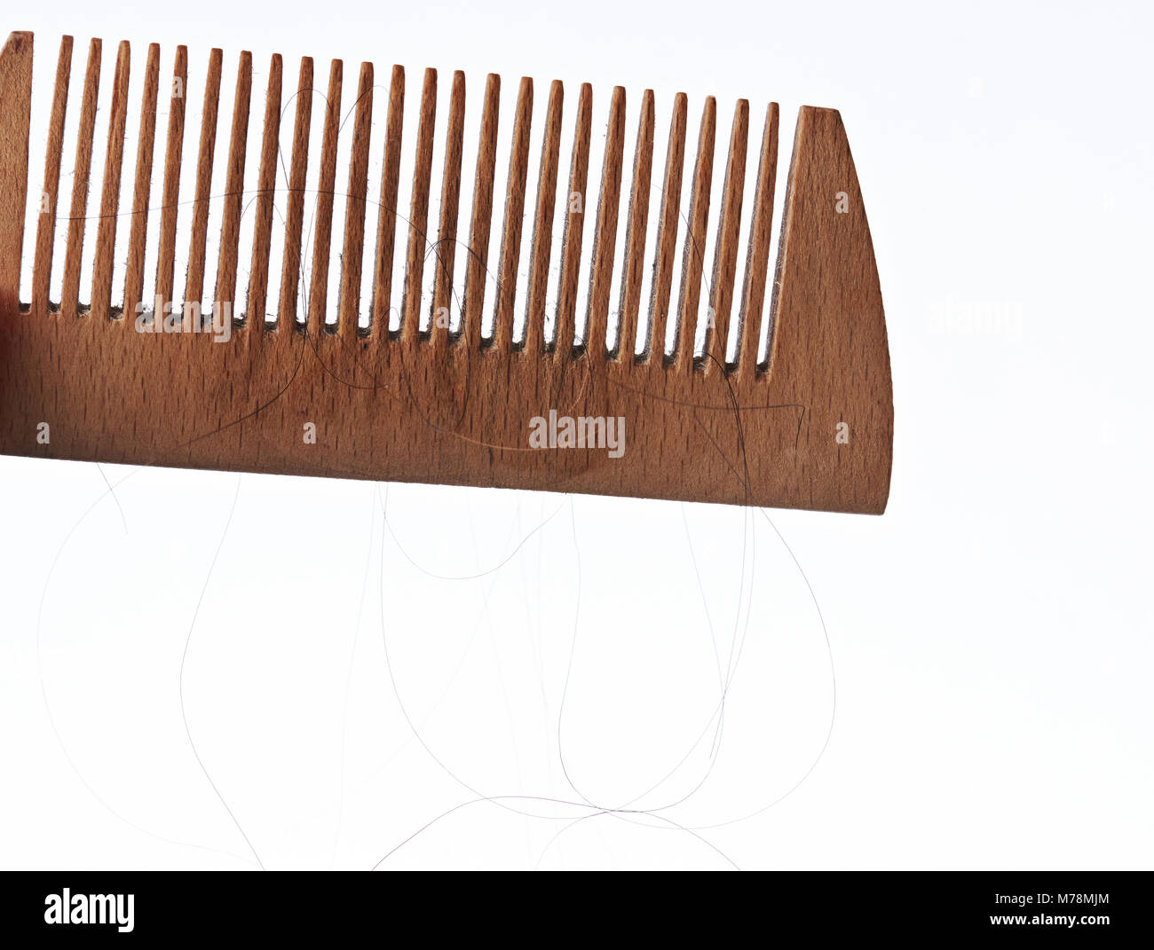 Holz- Kamm close-up auf weißem Hintergrund Stockfoto