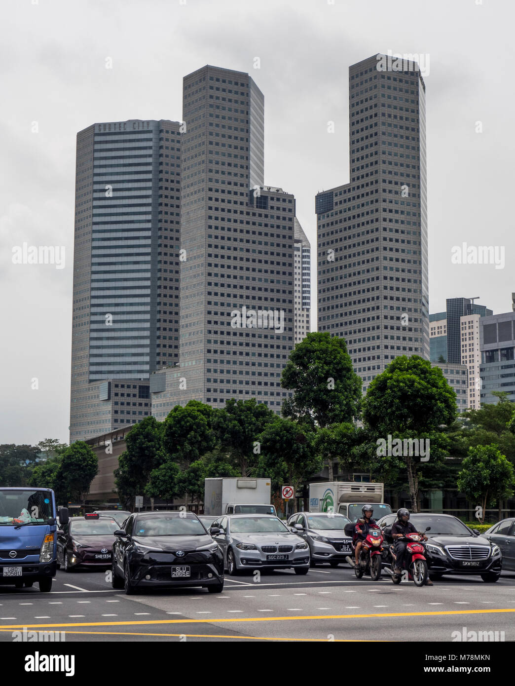 Verkehr auf Rochor Road und im Hintergrund Suntec City Office Towers, Singapur. Stockfoto