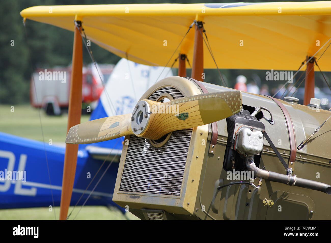 Oldtimer Doppeldecker Flugzeug bei einer Flugshow in Polen Stockfoto
