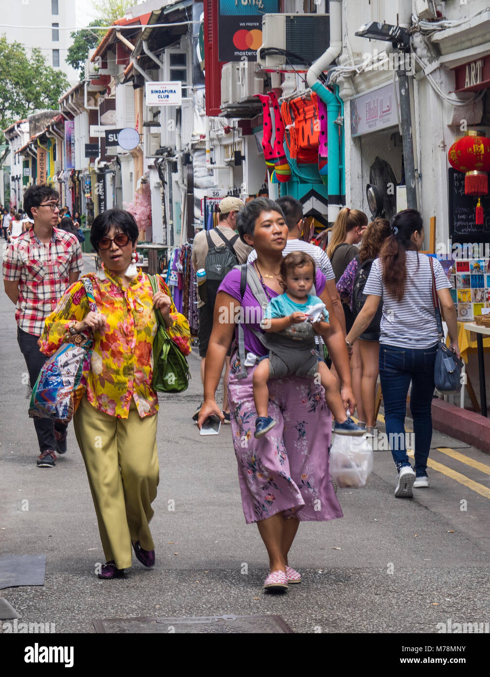 Asiatische Großmutter, Mutter und Kind zu Fuß in Haji Lane, Rochor, Singapur. Stockfoto