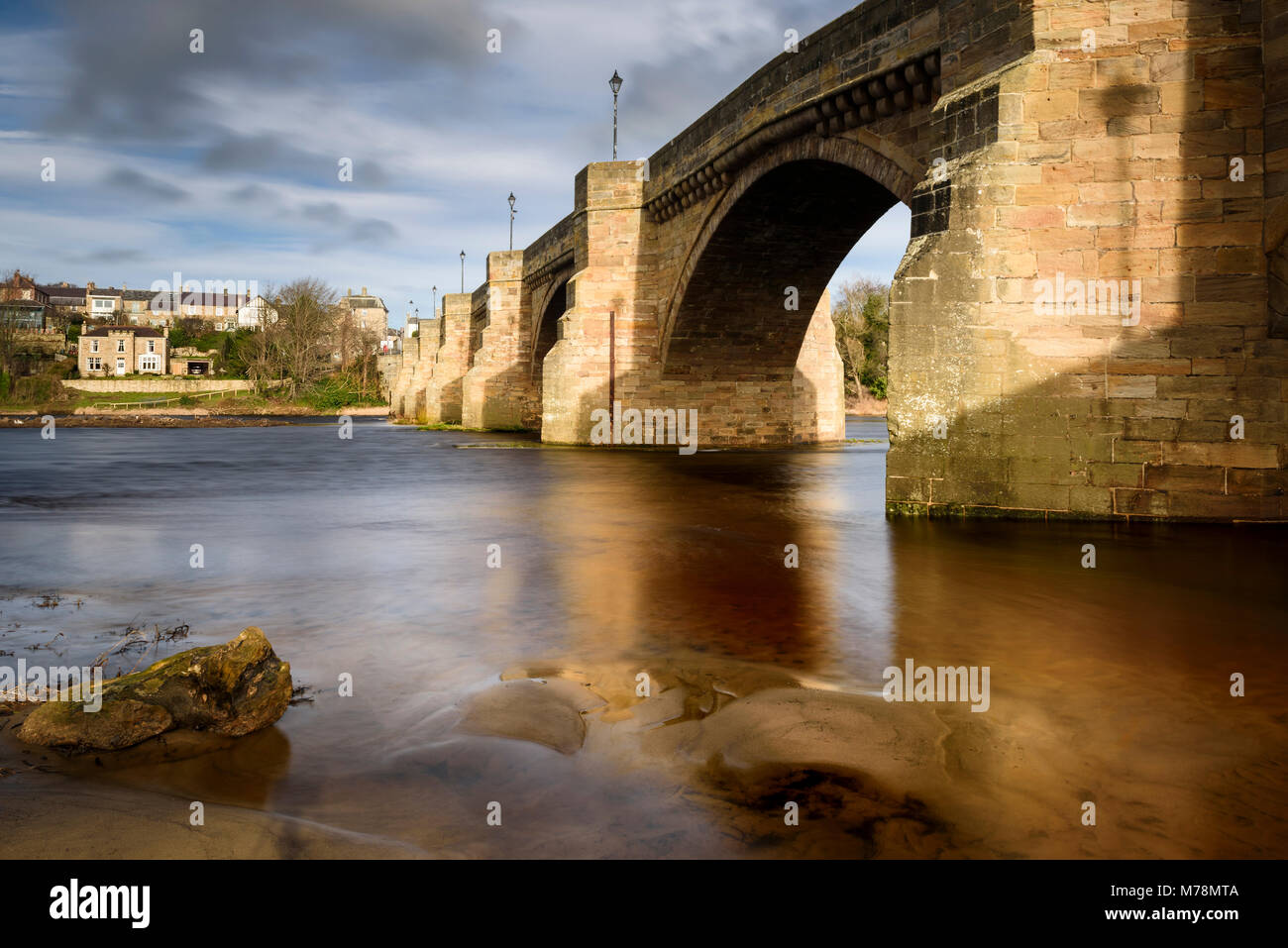 Den Fluss Tyne und die Brücke bei Corbridge in Northumberland Stockfoto