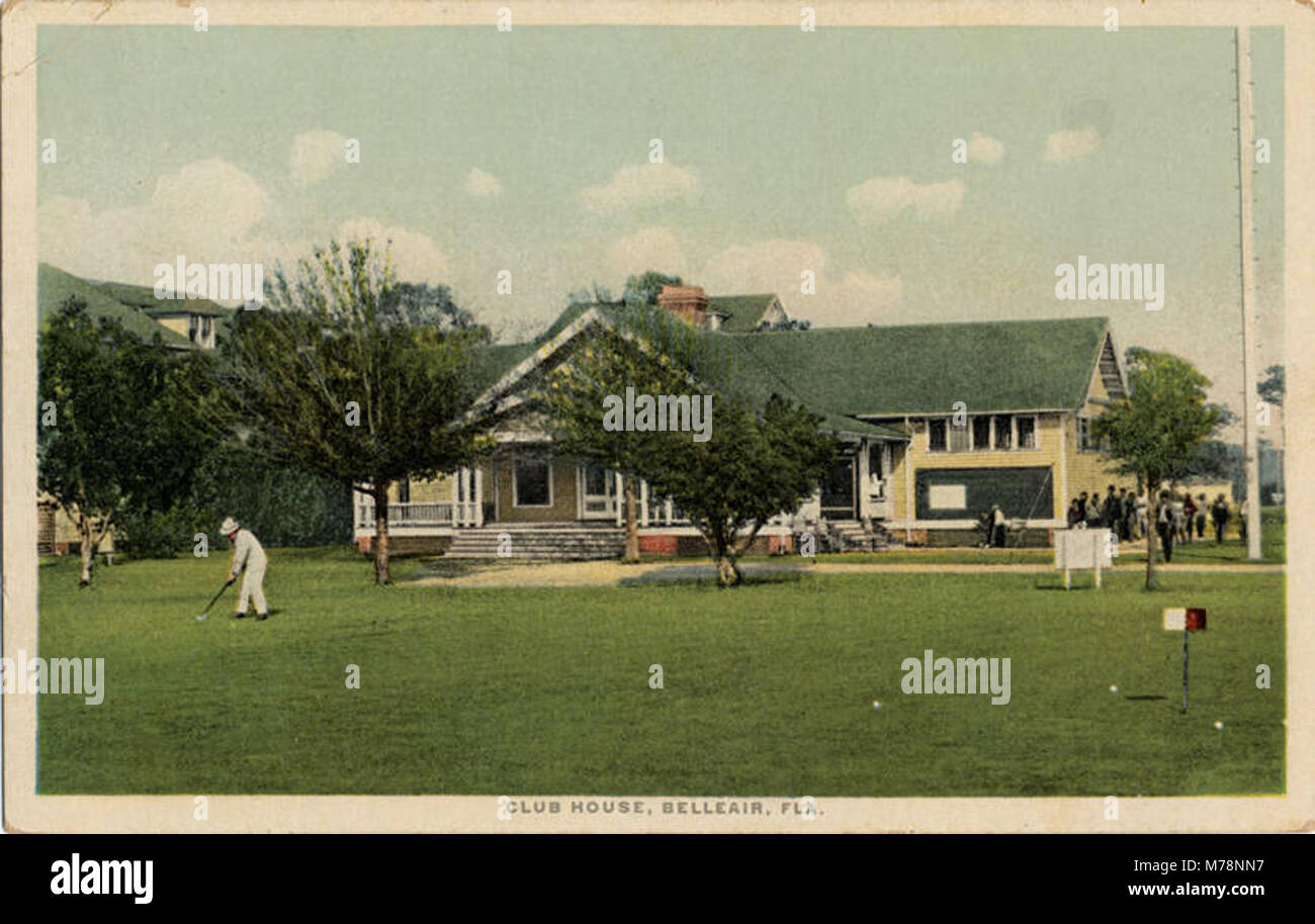 Dieses Bild zeigt ein Clubhaus, das einen Raum für gesellschaftliche Zusammenkünfte und Gemeindeaktivitäten darstellt und einen Stil der Freizeit und Unterhaltung aus der Mitte des 20. Jahrhunderts widerspiegelt. Stockfoto