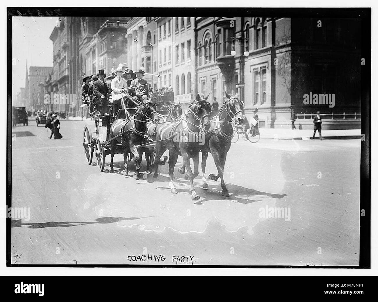 Ein historisches Bild, das eine Kutschparty zeigt, wahrscheinlich aus dem 19. Jahrhundert, die den Luxus und Stil des Reisens während dieser Zeit festgehalten hat. Die Coaching Party stellt einen wichtigen Aspekt der Transportgeschichte dar. Stockfoto