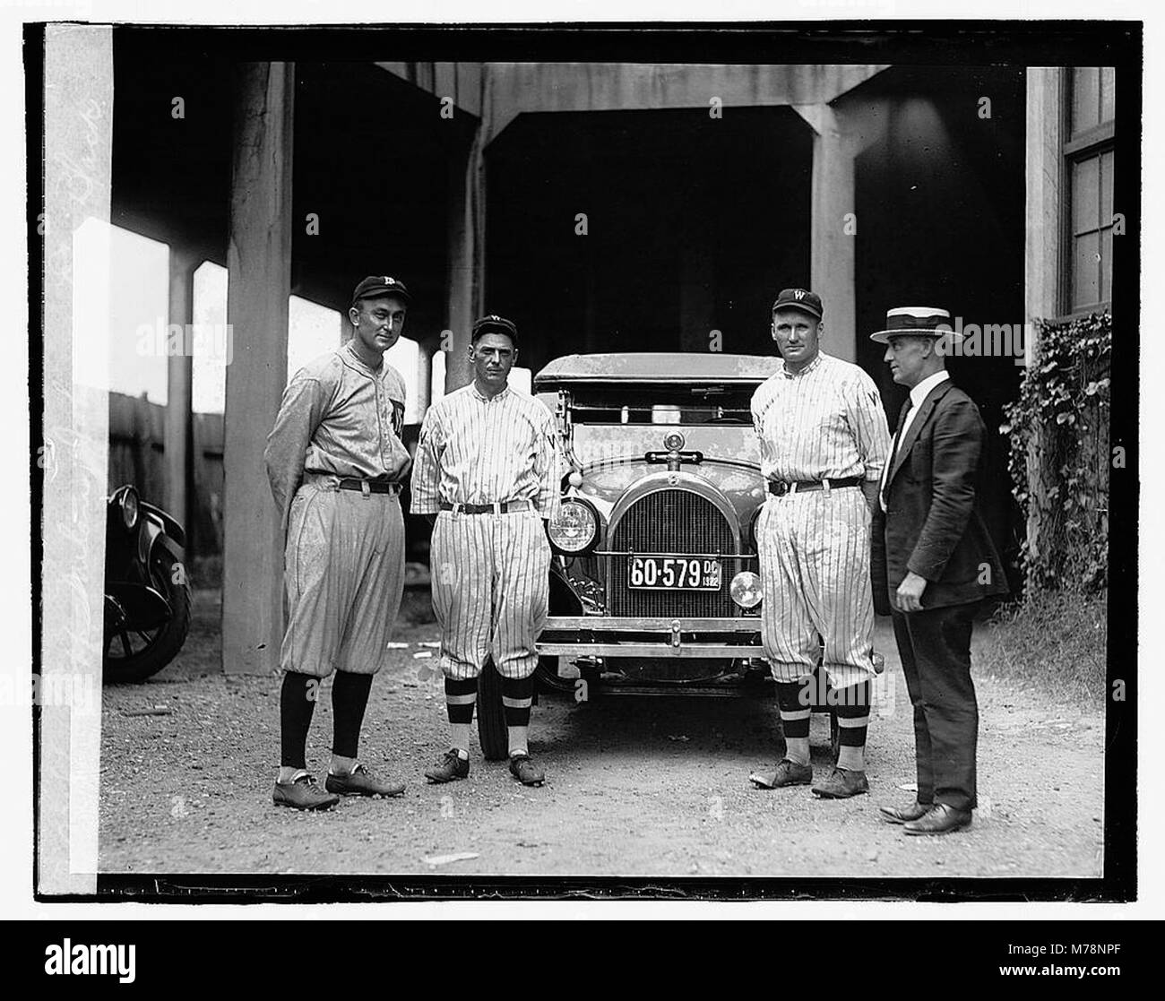 Dieses Foto zeigt Cobb, Milan, Johnson und Eddie Black, die diese Personen in einem Moment von Bedeutung festhalten, möglicherweise in Verbindung mit einem Ereignis oder einer historischen Figur. Stockfoto