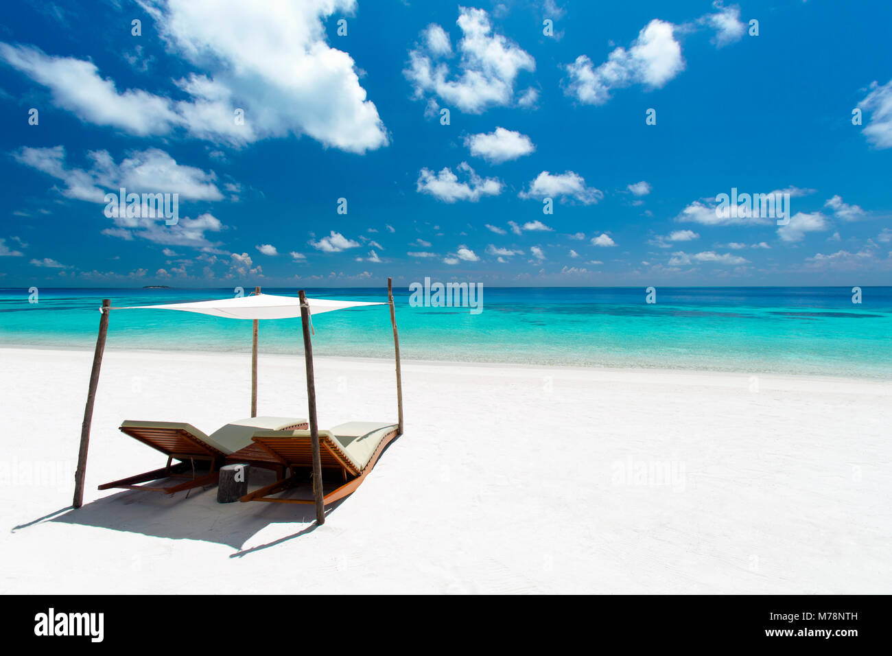 Liegestühle auf tropischen weißen Sandstrand, der Malediven, Indischer Ozean, Asien Stockfoto