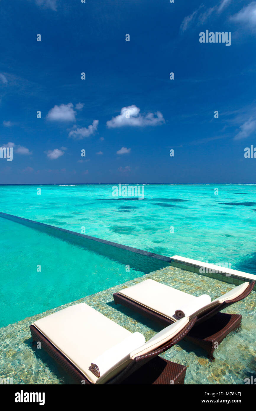 Die Liegestühle am Pool und tropischen Strand, Malediven, Indischer Ozean, Asien Stockfoto