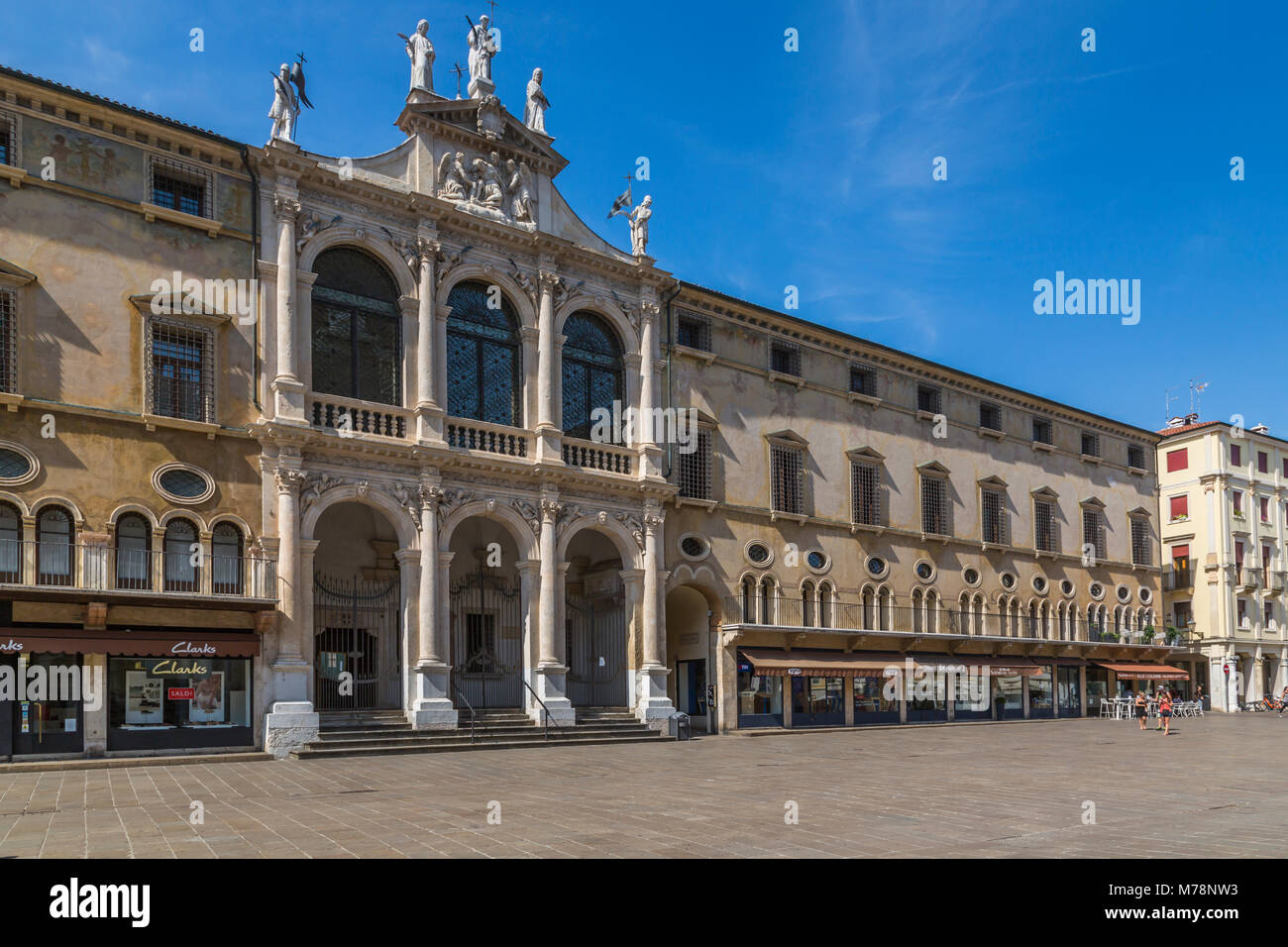 Blick auf die Kirche von St. Vincent in der Piazza Signori aus engen Straße, Vicenza, Venetien, Italien, Europa Stockfoto