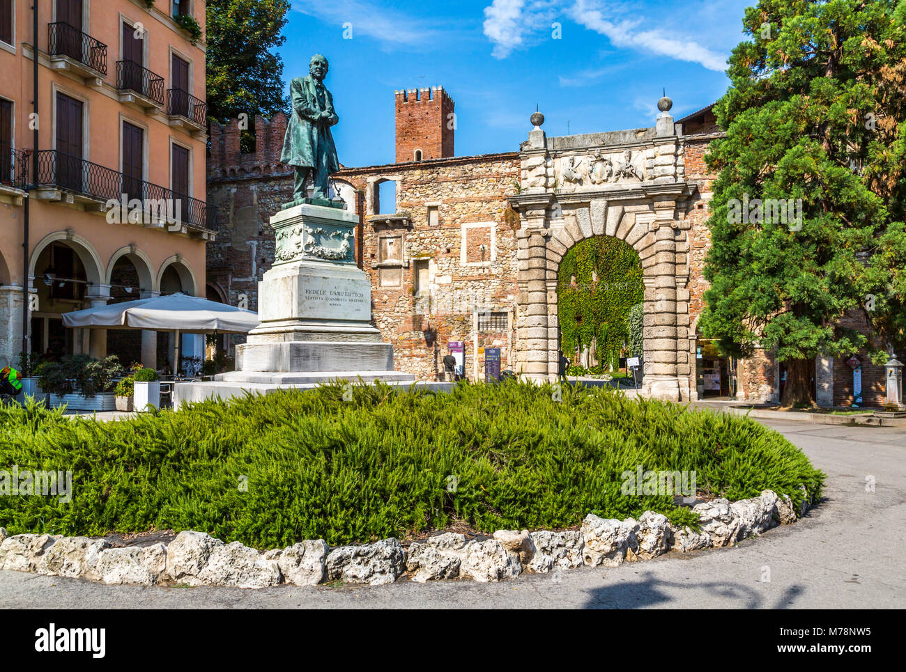 Blick auf den Eingang zum olympischen Theater und die Statue von Fedele Lampertico, Vicenza, Venetien, Italien, Europa Stockfoto