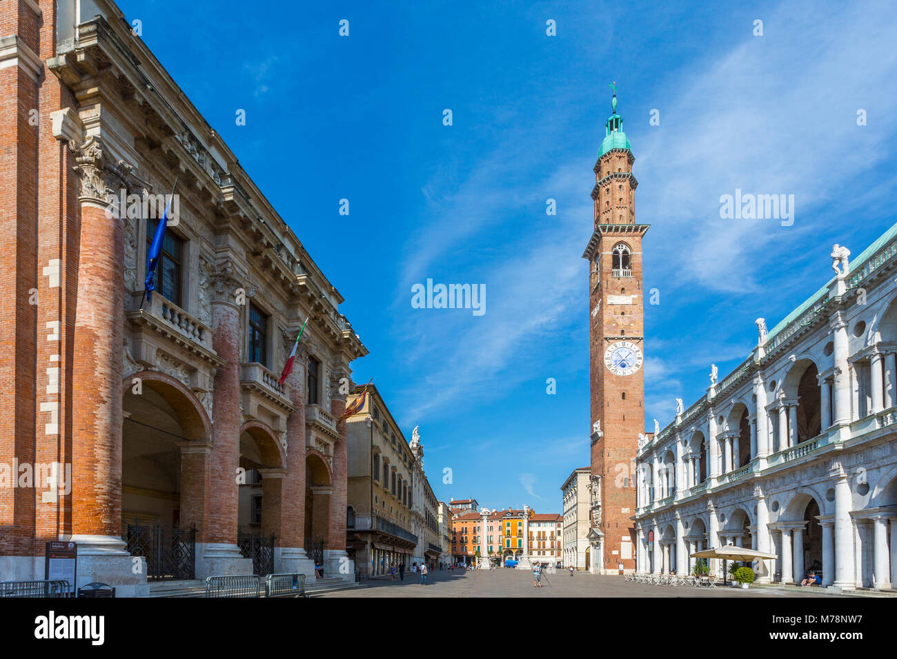 Blick auf den Glockenturm der Basilika Palladiana in Piazza Signori, Vicenza, Venetien, Italien, Europa Stockfoto