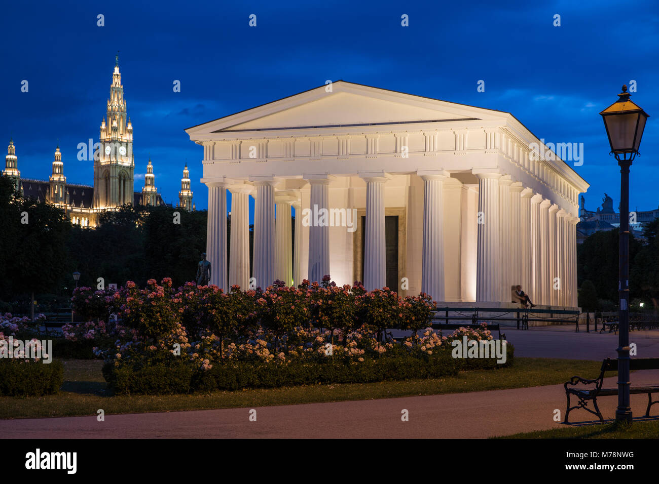 Volksgarten (Völker), Theseus Tempel mit Rathaus im Hintergrund, Wien, Österreich, Europa Stockfoto