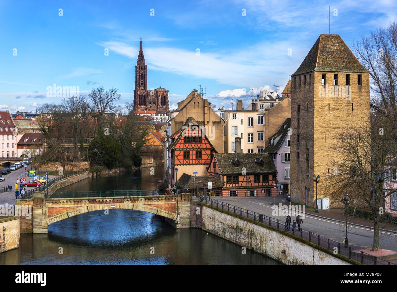 Stadtbild von Straßburg aus der überdachten Brücken mit seiner mittelalterlichen Kathedrale im Hintergrund, Frankreich. Stockfoto