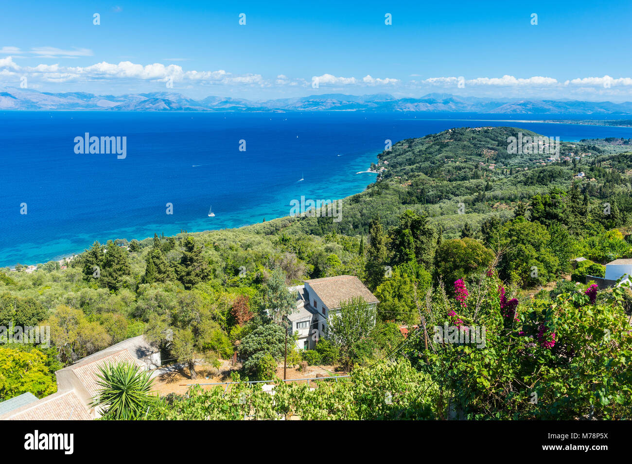 Blick über die Küste vom Bergdorfes Chlomos, Korfu, Ionische Inseln, Griechische Inseln, Griechenland, Europa Stockfoto