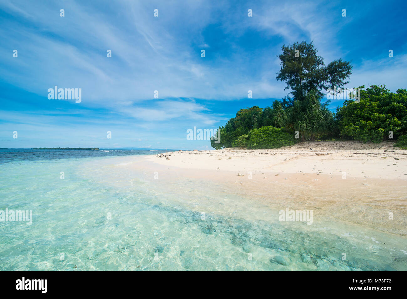 Türkisfarbenes Wasser und weiße Sandstrand auf der herrlichen Insel Ral vor der Küste von Kavieng, Neuirland, Papua-Neuguinea, Pazifik Stockfoto