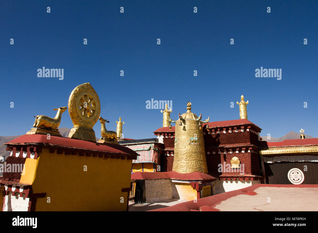Goldenen Dächer der Jokhang Tempel der Barkhor Platz, Lhasa, Tibet, China, Asien Stockfoto