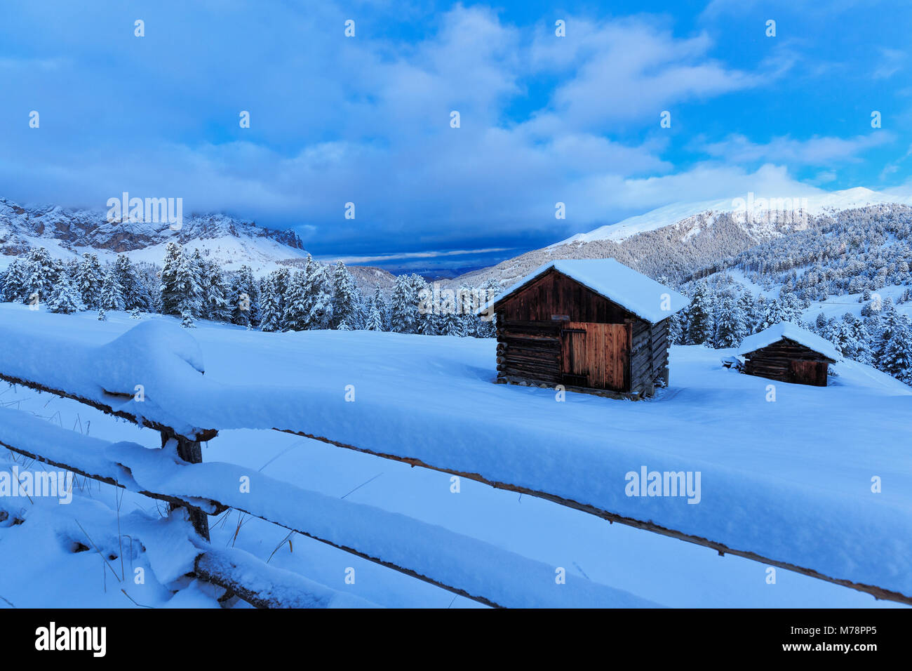 Alte schneebedeckten Hütten während der Dämmerung, Erbe, Villnösser Tal, Südtirol (Südtirol), Dolomiten, Italien, Europa Stockfoto
