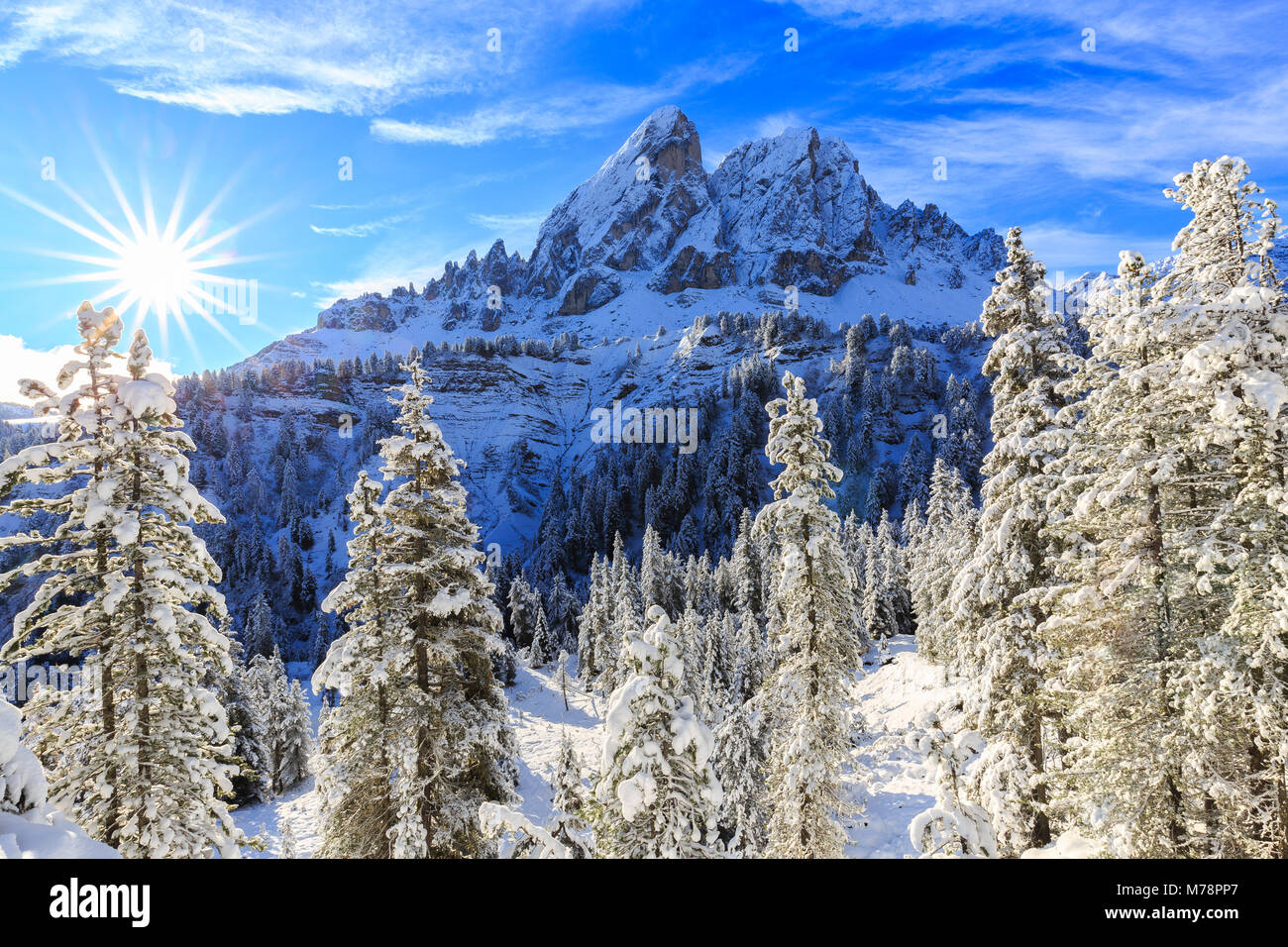 Sass de Peiterkofel und Wald nach einem Schneefall, Villnösser Tal, Südtirol (Südtirol), Dolomiten, Italien, Europa Stockfoto