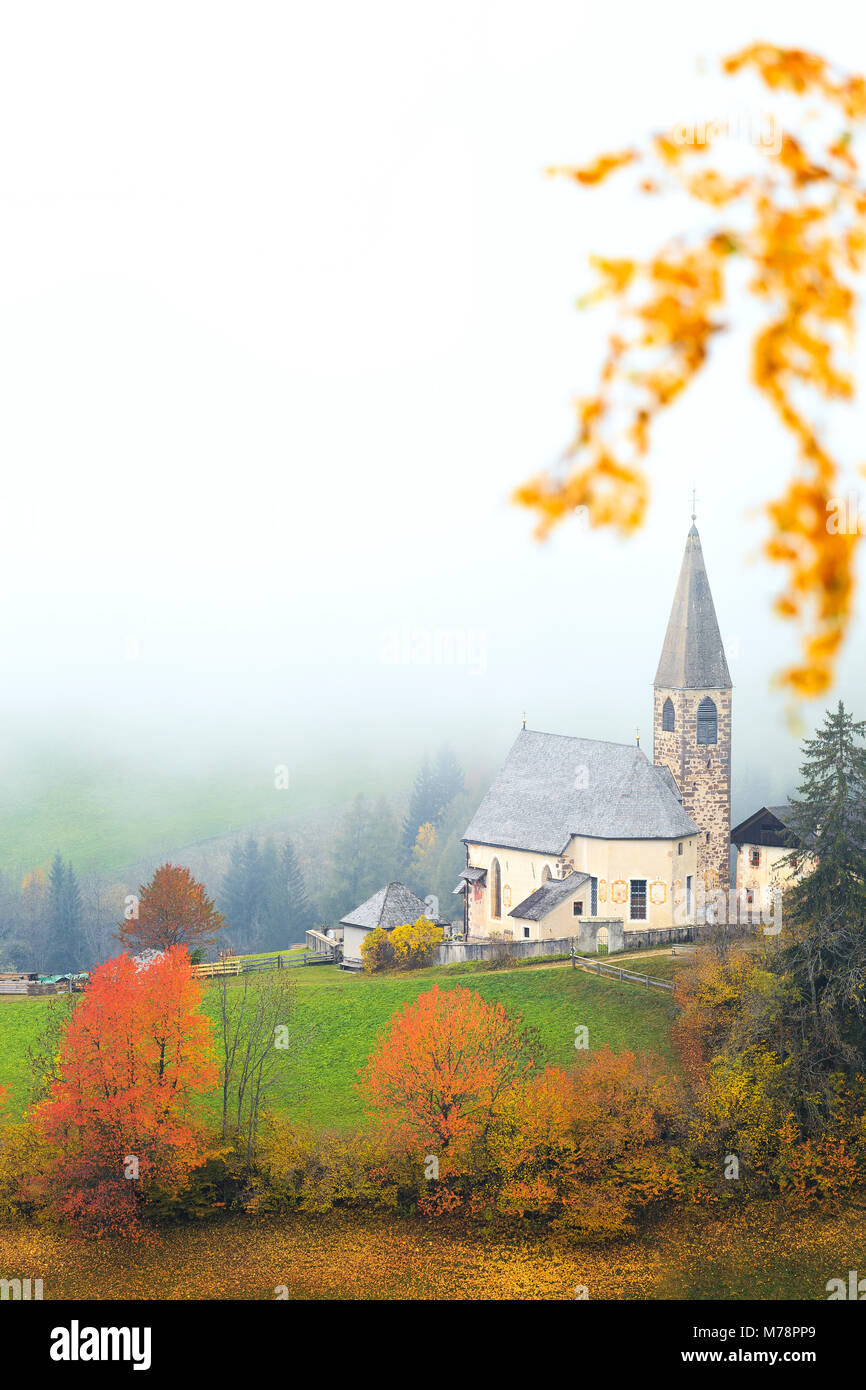 Kirche von Santa Magdalena im Herbst Nebel, Villnösser Tal, Südtirol (Südtirol), Dolomiten, Italien, Europa Stockfoto