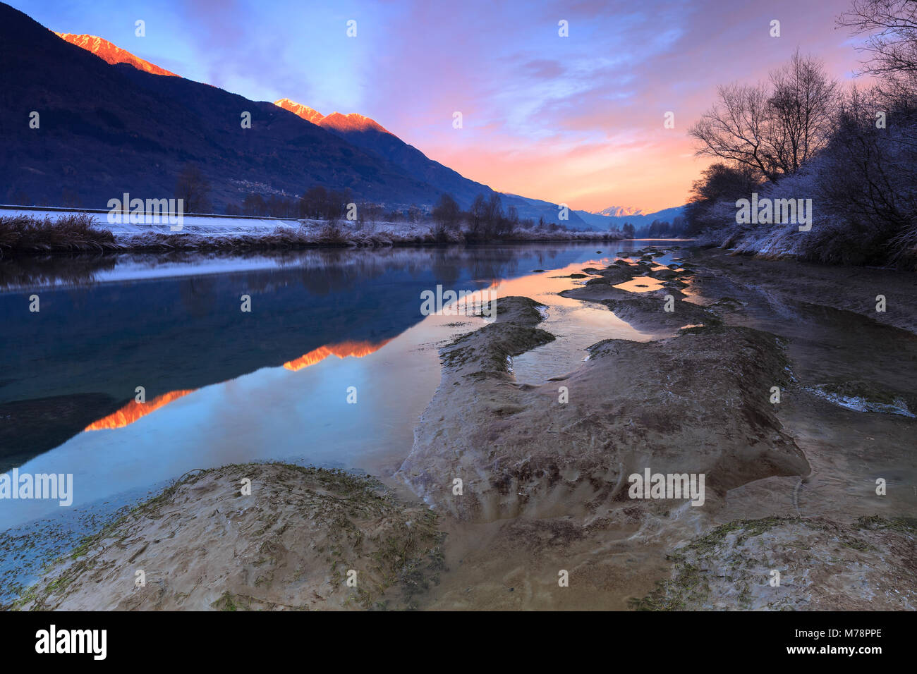 Die Farben des Sonnenuntergangs sind in den Fluss Adda, Valtellina, Lombardei, Italien, Europa Stockfoto