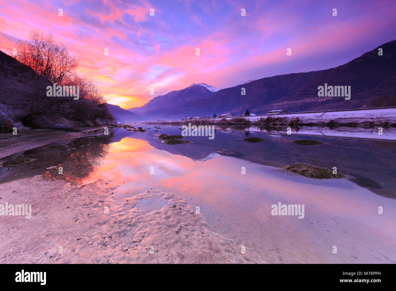 Die Farben des Sonnenuntergangs sind in den Fluss Adda, Valtellina, Lombardei, Italien, Europa Stockfoto