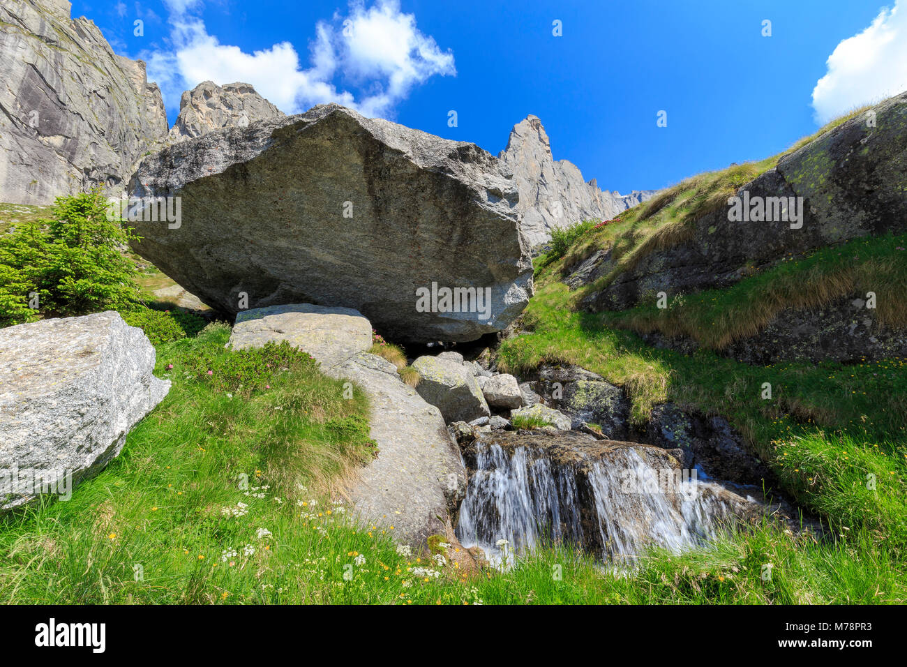 Balancing Rock und Torrent in Torrone Tal Valmasino, Valtellina, Lombardei, Italien, Europa Stockfoto