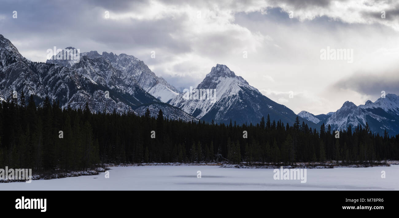 Panoramablick auf die Landschaft der kanadischen Rocky Mountains am unteren Kananaskis Lake, Alberta, Kanada, Nordamerika Stockfoto