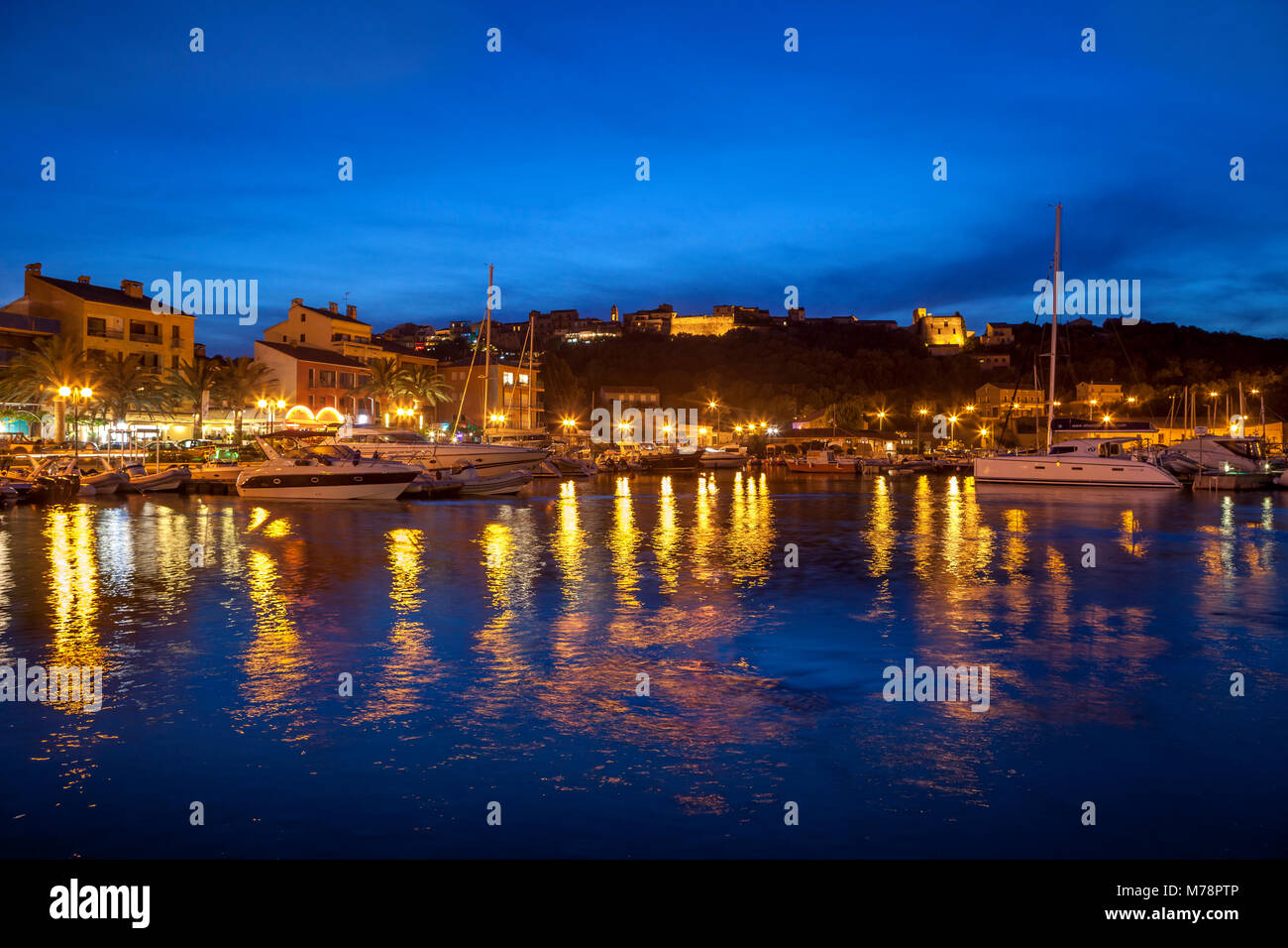 Hafen leuchtet in der Dämmerung, Porto Vecchio, Korsika, Frankreich, Mittelmeer, Europa Stockfoto