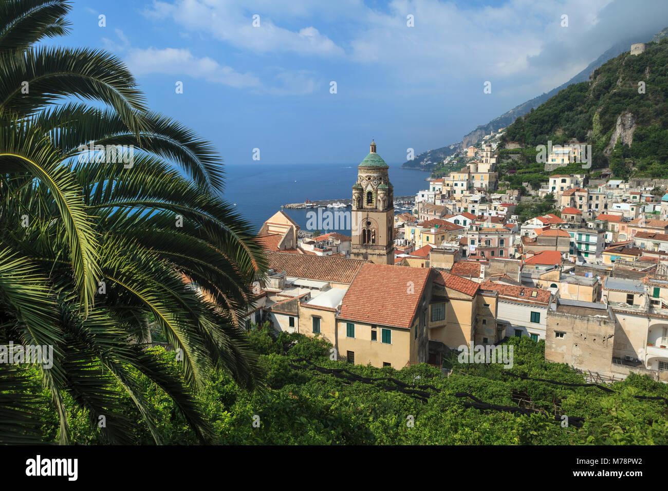 Blick auf die Stadt und die Küste, Amalfi, Küste von Amalfi (Costiera Amalfitana), UNESCO-Weltkulturerbe, Kampanien, Italien, Mittelmeer, Europa Stockfoto