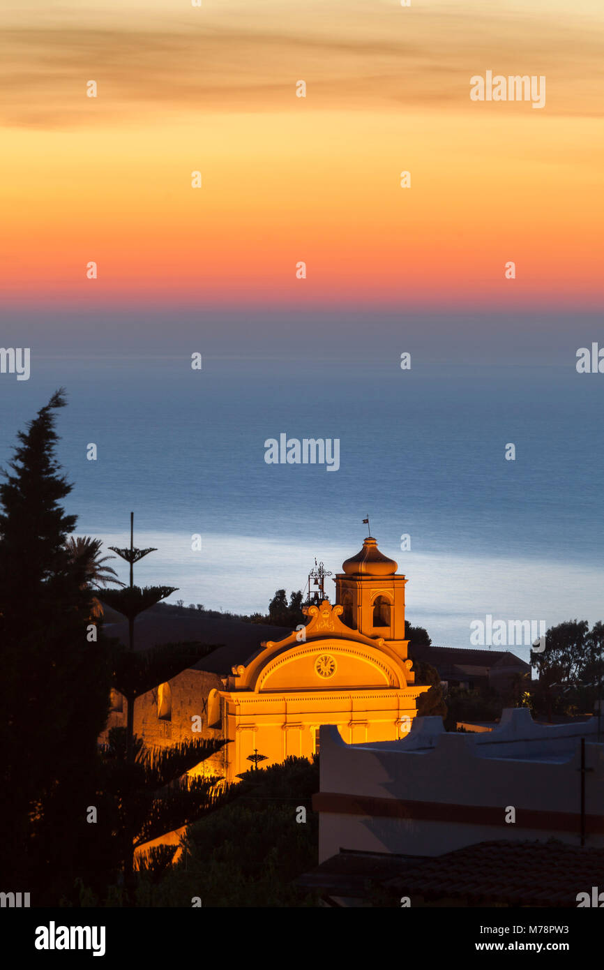 Malfa, Kirche in der Abenddämmerung mit Blick auf das Meer hinter, Sizilien, Italien, Mittelmeer, Europa Stockfoto