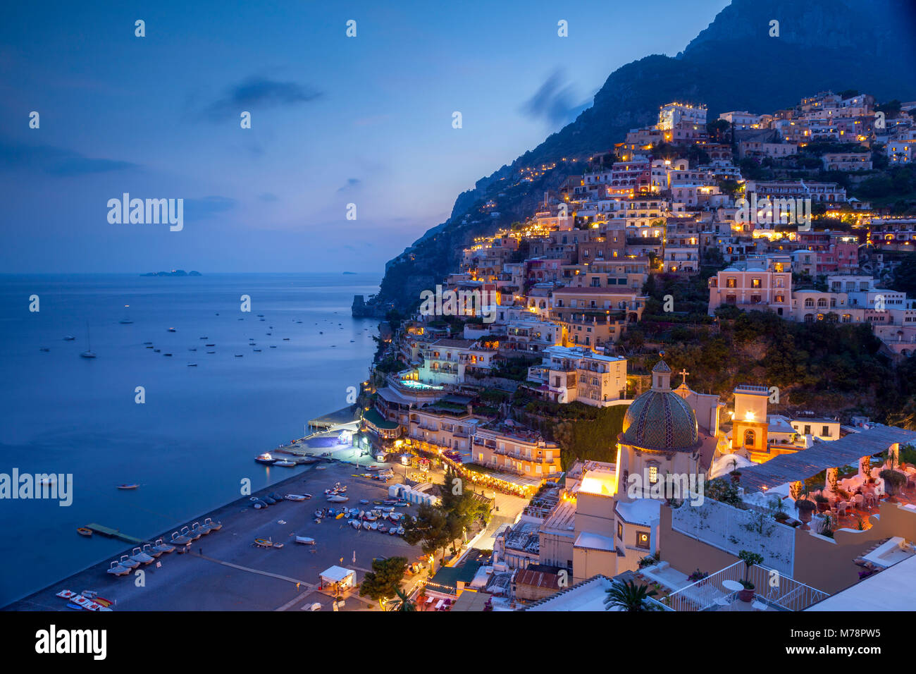 Positano und Strand bei Sonnenuntergang, Amalfiküste (Costiera Amalfitana), UNESCO-Weltkulturerbe, Kampanien, Italien, Mittelmeer, Europa Stockfoto