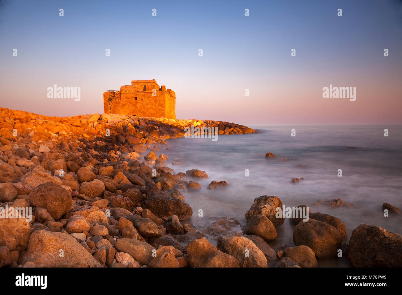 Paphos Schloss mit felsigen Küste, Hafen von Paphos, Zypern, Mittelmeer, Europa Stockfoto