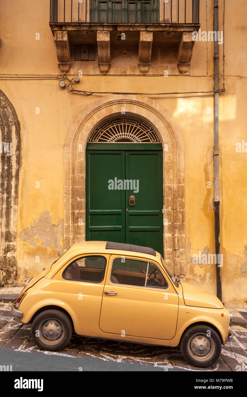 Alten Fiat 500 in der Straße geparkt, Noto, Sizilien, Italien, Europa Stockfoto