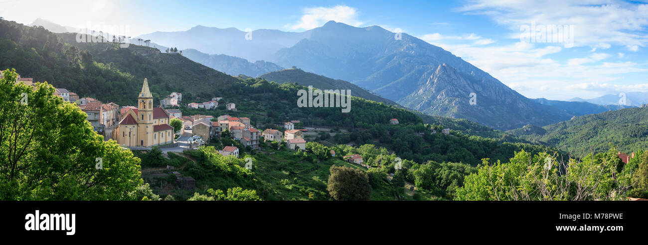 Panorama auf das Dorf und die Berge in der Nähe von Corte, Korsika, Frankreich, Europa Stockfoto