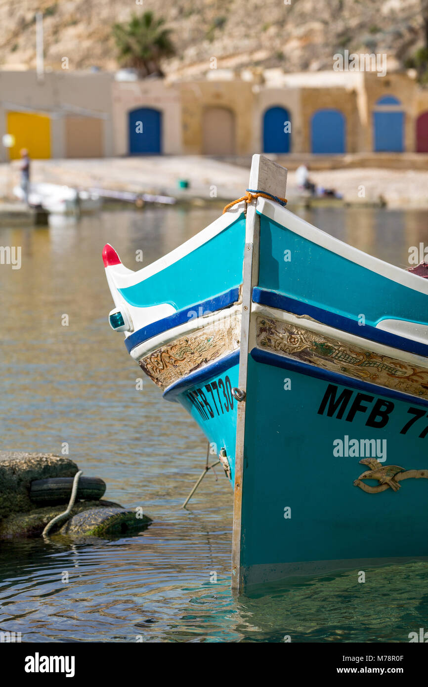 Traditionelle Boot im Hafen von Dwejra Binnenmeer in Gozo, Malta, Mittelmeer, Europa Stockfoto