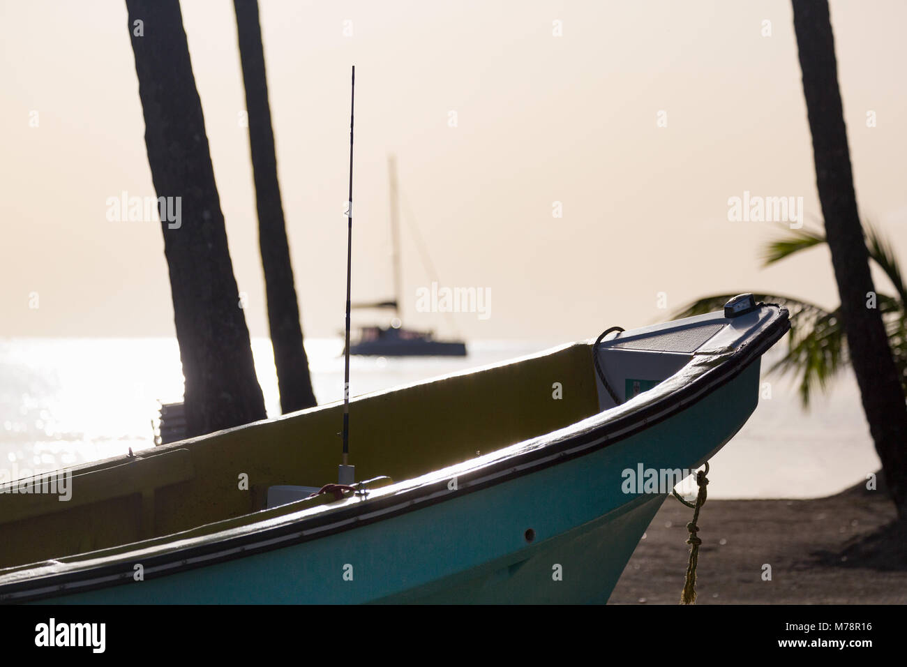 Traditionelle Boot am Strand in Marigot Bay bei Dämmerung, St. Lucia, Windward Islands, West Indies Karibik, Mittelamerika Stockfoto
