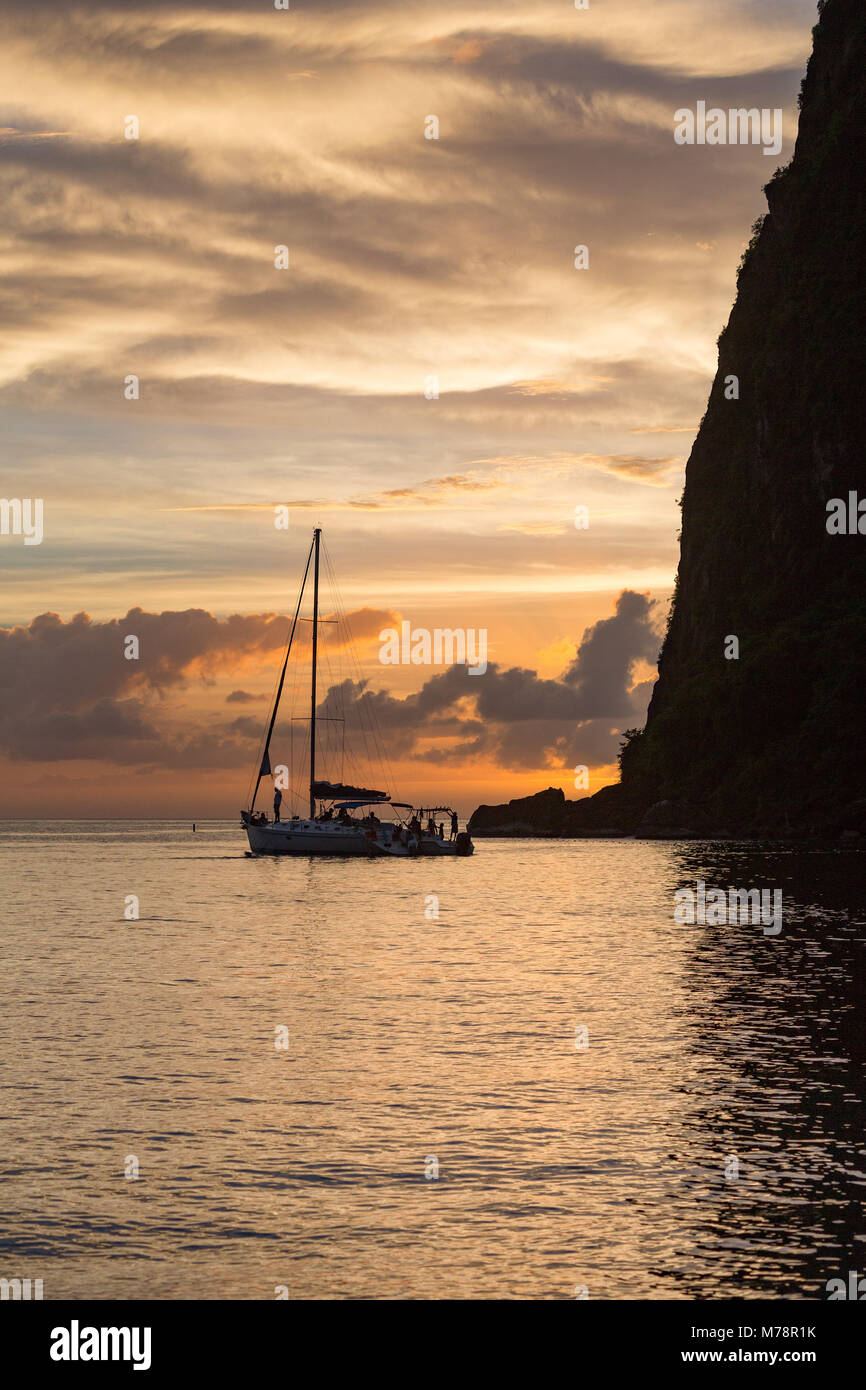 Boot festgemacht an der Basis des Petit Piton in der Nähe von Sugar Beach bei Dämmerung, St. Lucia, Windward Islands, West Indies Karibik, Mittelamerika Stockfoto